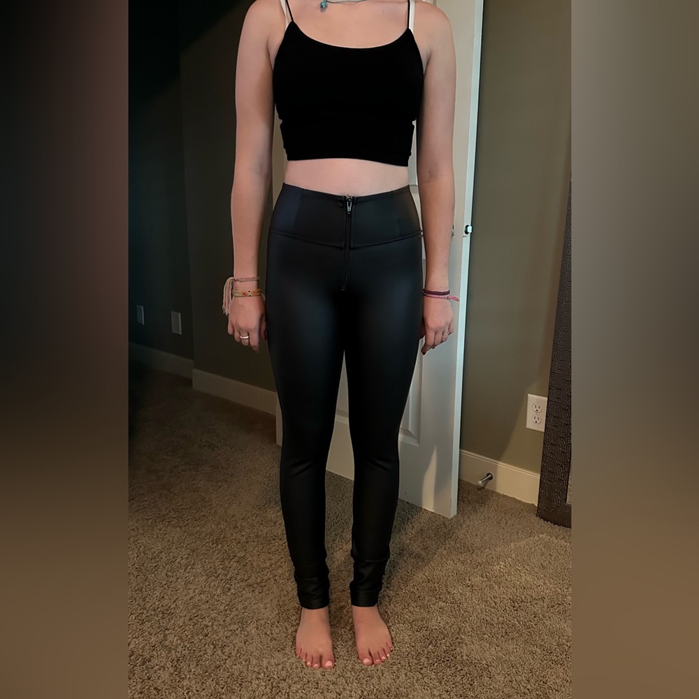 Small black faux leather WR.UP Freddy pants.